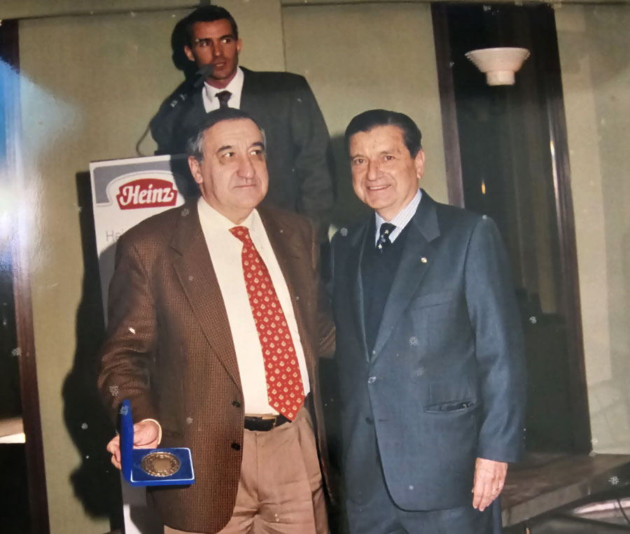 Gregorio Bravo recibiendo el premio a la Mejor Logística de España de Heinz Orlando en 1999